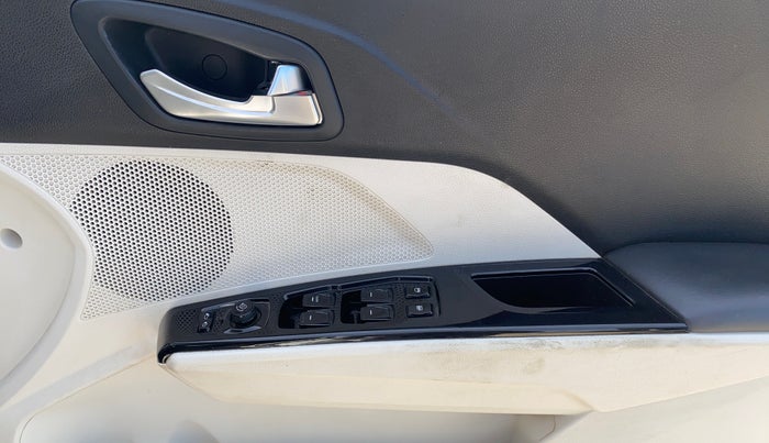 2024 Mahindra XUV 3XO AX5 1.2 L TCMPFI AT, Petrol, Automatic, 41,138 km, Driver Side Door Panels Control