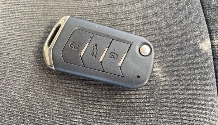 2024 Mahindra XUV 3XO AX5 1.2 L TCMPFI AT, Petrol, Automatic, 41,138 km, Key Close Up