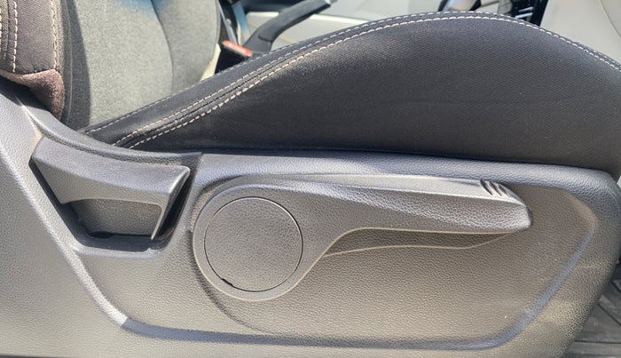 2024 Mahindra XUV 3XO AX5 1.2 L TCMPFI AT, Petrol, Automatic, 41,138 km, Driver Side Adjustment Panel