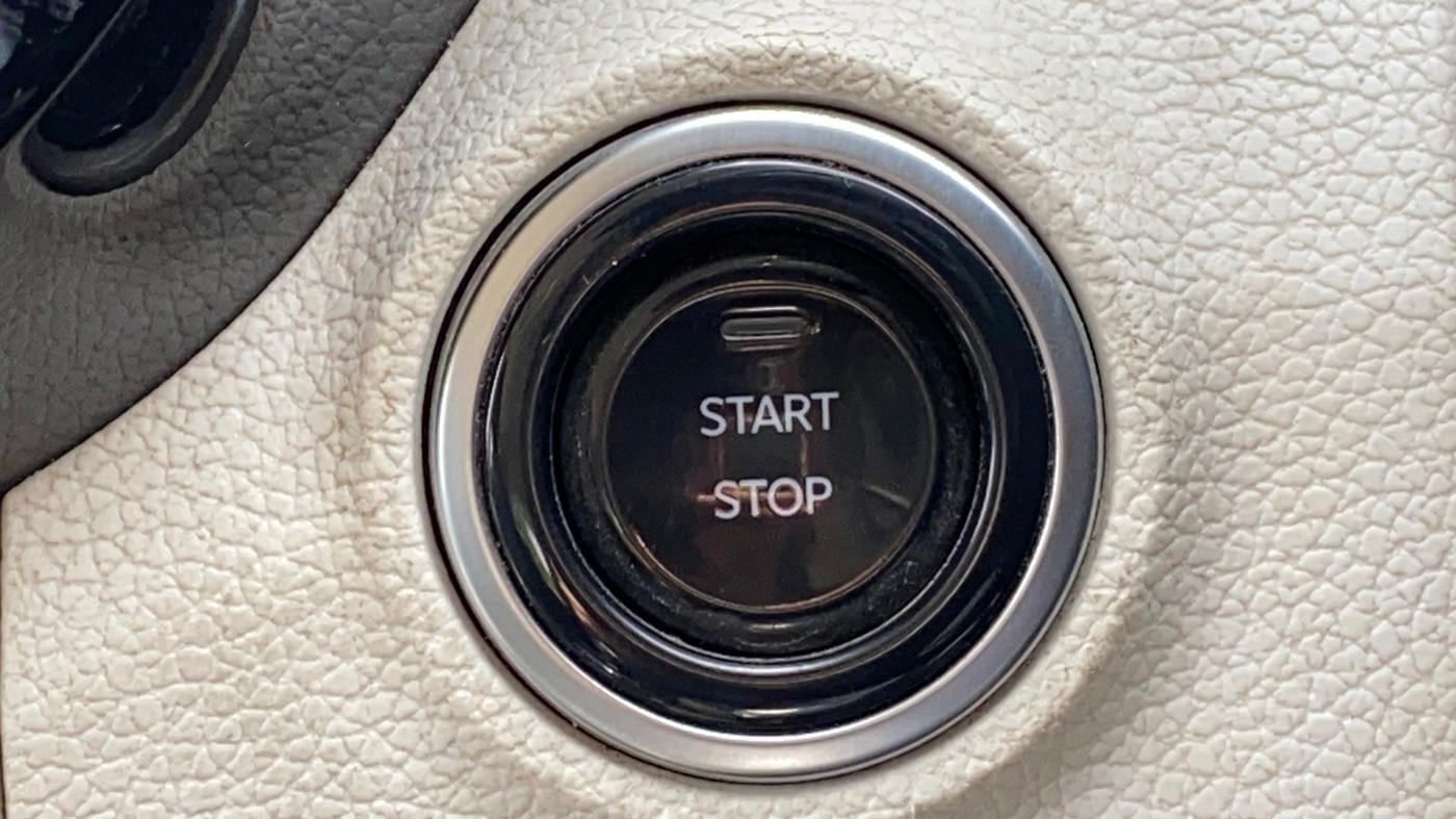 2024 Mahindra XUV 3XO AX5 1.2 L TCMPFI AT, Petrol, Automatic, 41,138 km, Keyless Start/ Stop Button