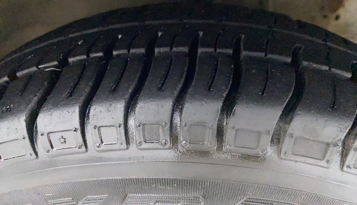2013 Hyundai Eon ERA +, Petrol, Manual, 1,01,552 km, Right Front Tyre Tread