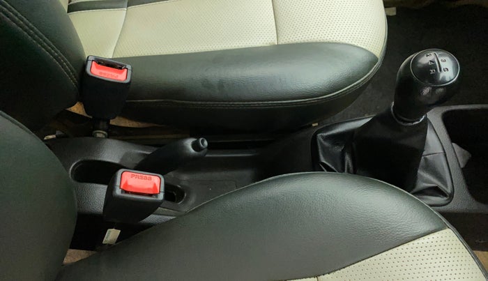 2013 Hyundai Eon ERA +, Petrol, Manual, 1,01,552 km, Gear Lever