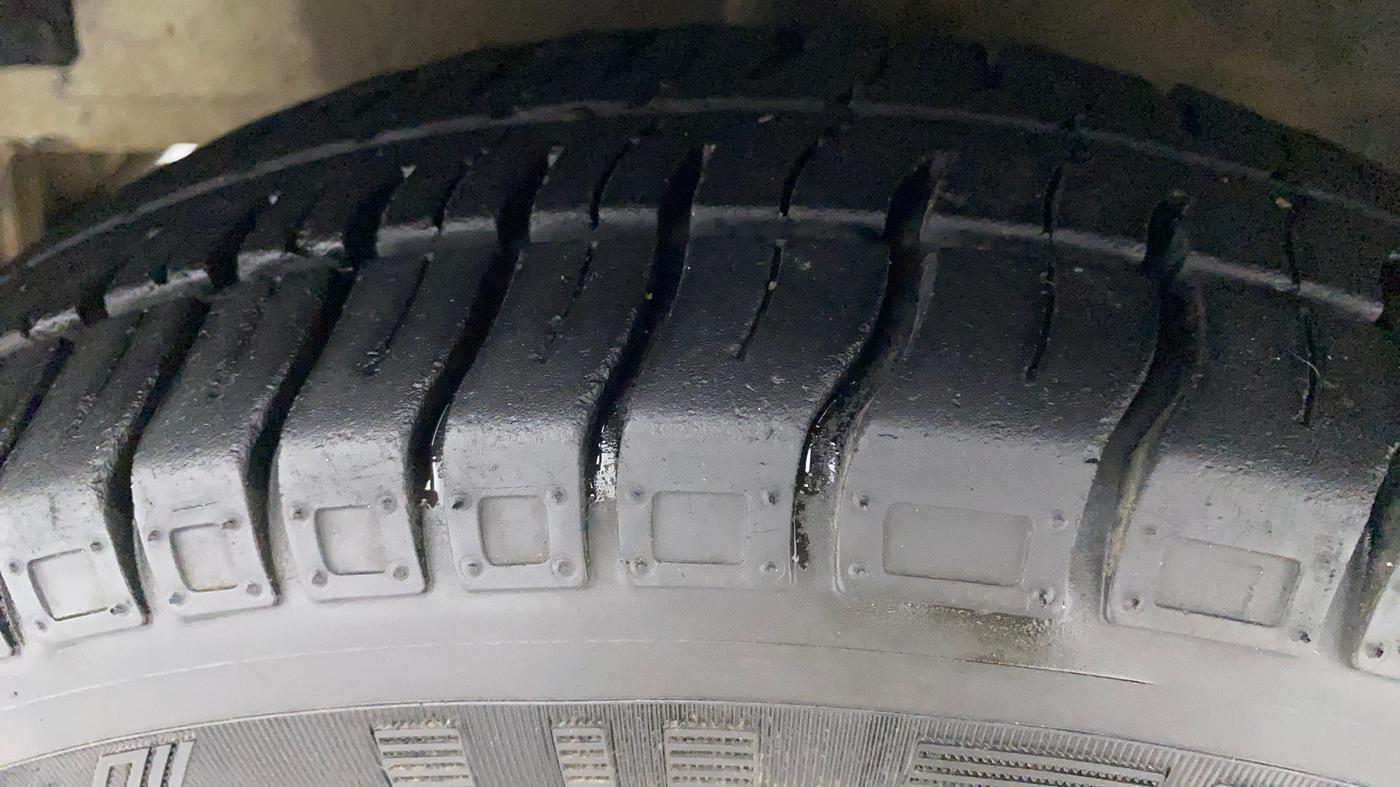 2013 Hyundai Eon ERA +, Petrol, Manual, 1,01,552 km, Left Front Tyre Tread