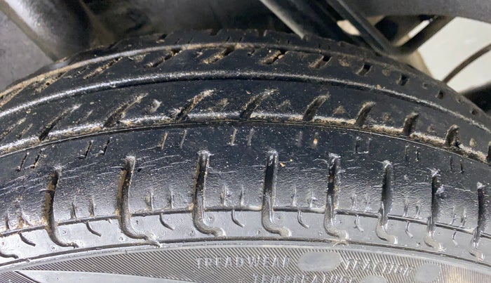 2016 Renault Kwid RXT, Petrol, Manual, Right Rear Tyre Tread
