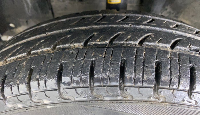 2016 Renault Kwid RXT, Petrol, Manual, Left Front Tyre Tread