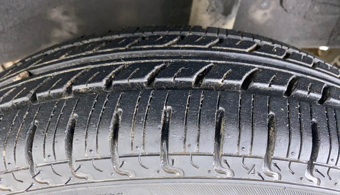 2016 Renault Kwid RXT, Petrol, Manual, Left Rear Tyre Tread