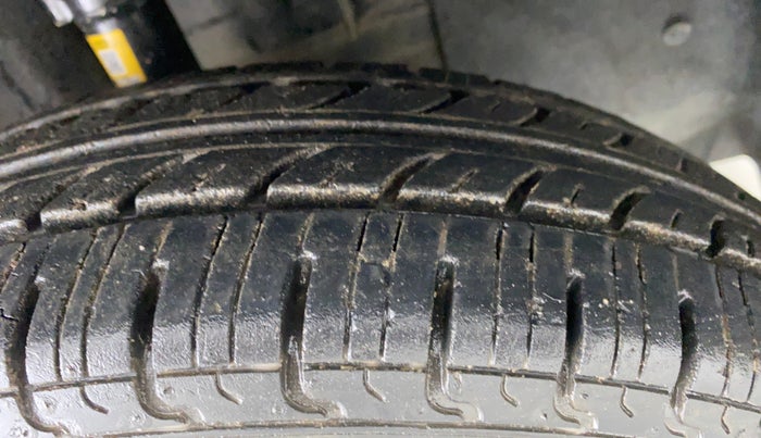 2016 Renault Kwid RXT, Petrol, Manual, Right Front Tyre Tread