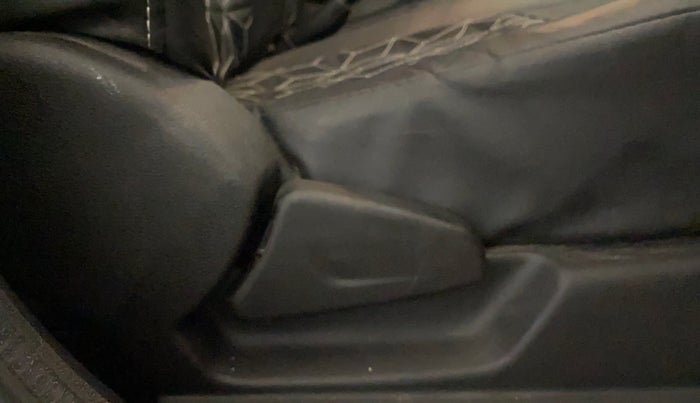 2024 Renault Kwid RXL(O) 1.0L, Petrol, Manual, 5,730 km, Driver Side Adjustment Panel