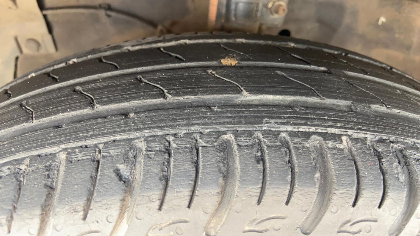2017 Maruti Ciaz ZETA 1.4  AT PETROL, Petrol, Automatic, 1,48,474 km, Left Front Tyre Tread