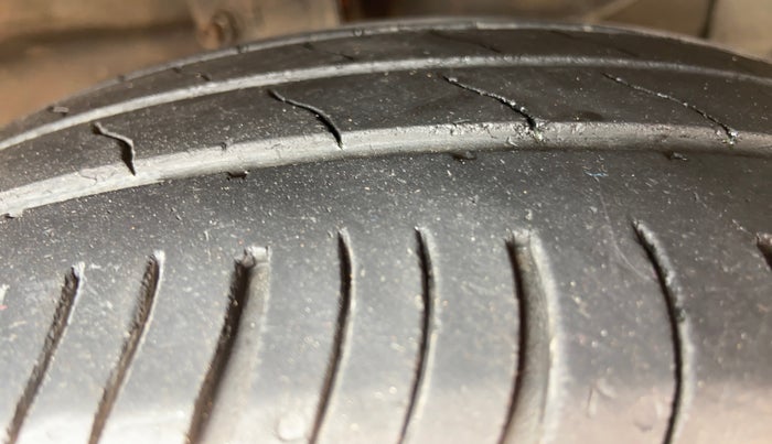 2017 Maruti Ciaz ZETA 1.4  AT PETROL, Petrol, Automatic, 1,48,474 km, Right Front Tyre Tread