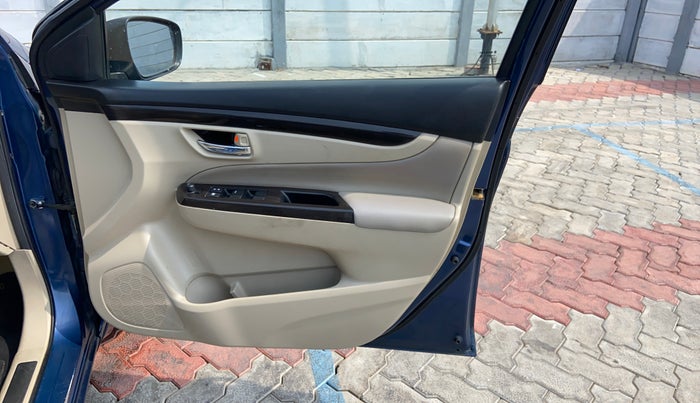 2017 Maruti Ciaz ZETA 1.4  AT PETROL, Petrol, Automatic, 1,48,474 km, Driver Side Door Panels Control