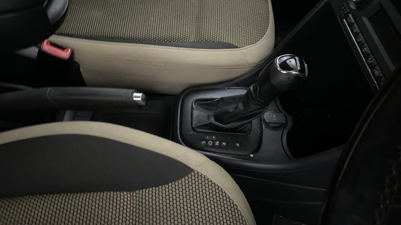 2016 Skoda Rapid AMBITION 1.6 MPI AT, Petrol, Automatic, 35,833 km, Gear Lever