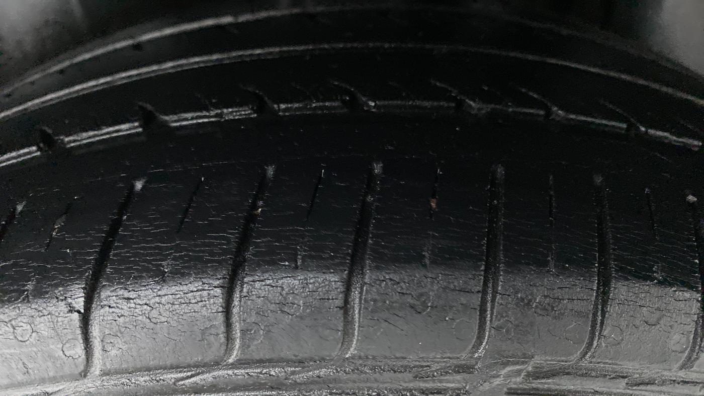 2015 Maruti Ciaz VXI PLUS, Petrol, Manual, 73,292 km, Left Rear Tyre Tread