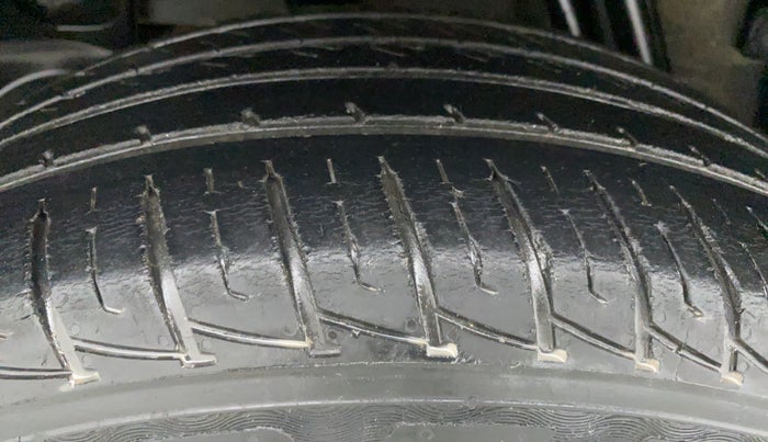 2017 Renault Duster RXS CVT 106 PS, Petrol, Automatic, 52,445 km, Right Rear Tyre Tread