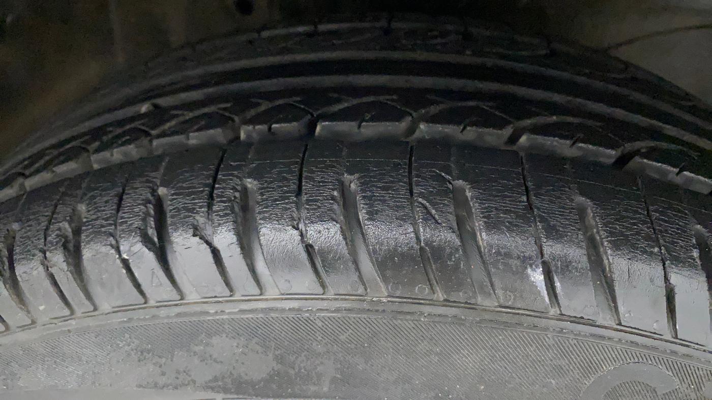 2014 Honda Brio VX MT, Petrol, Manual, 20,717 km, Right Front Tyre Tread