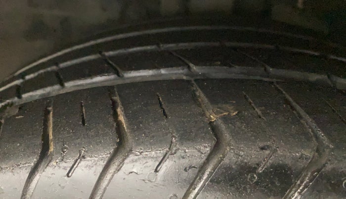 2021 Ford Figo Aspire TITANIUM 1.2 PETROL, Petrol, Manual, 50,107 km, Right Front Tyre Tread
