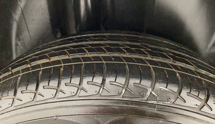 2014 Skoda Rapid 1.6 MPI MT ACTIVE, Petrol, Manual, 46,955 km, Right Rear Tyre Tread