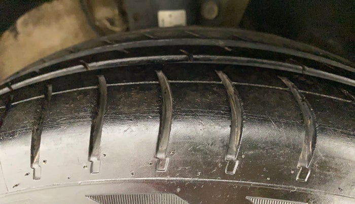 2014 Skoda Rapid 1.6 MPI MT ACTIVE, Petrol, Manual, 46,955 km, Right Front Tyre Tread