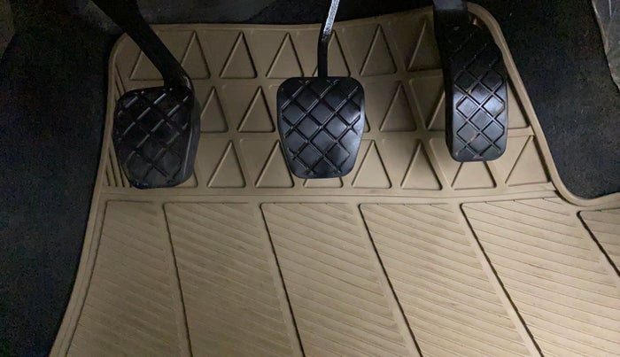 2014 Skoda Rapid 1.6 MPI MT ACTIVE, Petrol, Manual, 46,955 km, Pedals