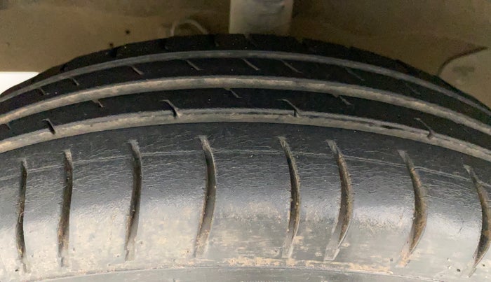 2011 Maruti Eeco 5 STR, Petrol, Manual, 80,949 km, Left Front Tyre Tread