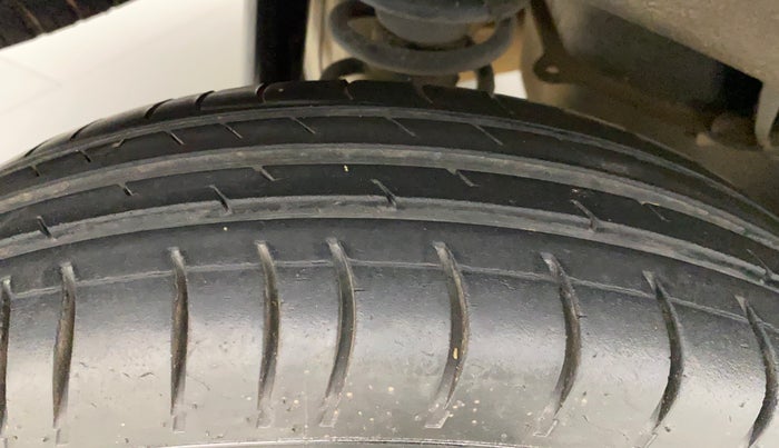 2011 Maruti Eeco 5 STR, Petrol, Manual, 80,949 km, Right Rear Tyre Tread