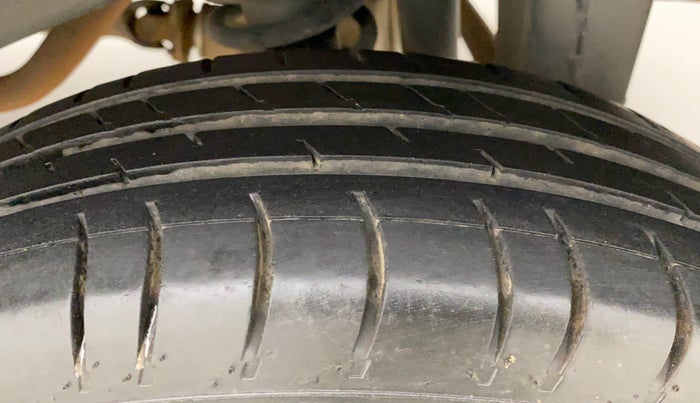 2011 Maruti Eeco 5 STR, Petrol, Manual, 80,949 km, Left Rear Tyre Tread