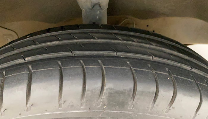 2011 Maruti Eeco 5 STR, Petrol, Manual, 80,949 km, Right Front Tyre Tread