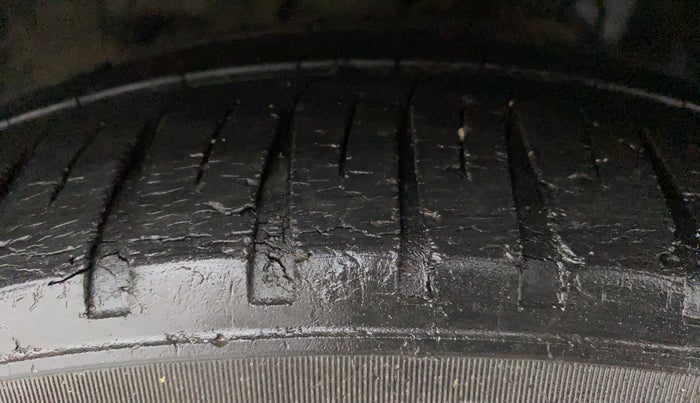 2015 Honda City 1.5L I-VTEC V MT, Petrol, Manual, 1,02,288 km, Right Front Tyre Tread