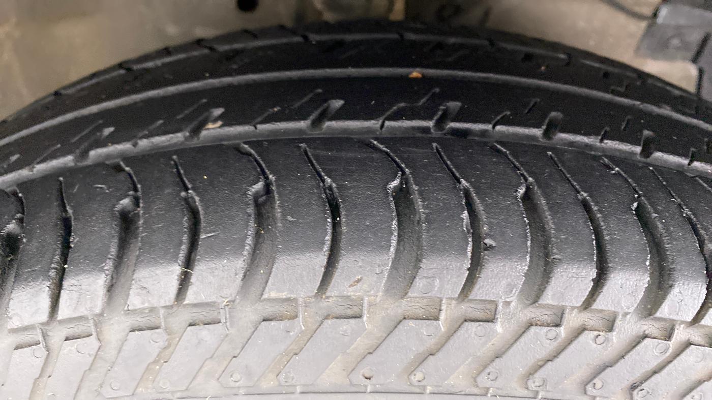2017 Maruti Swift VXI OPT, Petrol, Manual, 24,078 km, Right Front Tyre Tread