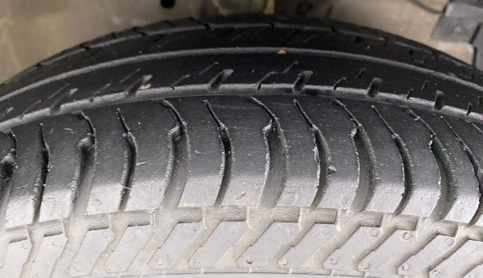 2017 Maruti Swift VXI OPT, Petrol, Manual, 24,078 km, Right Front Tyre Tread