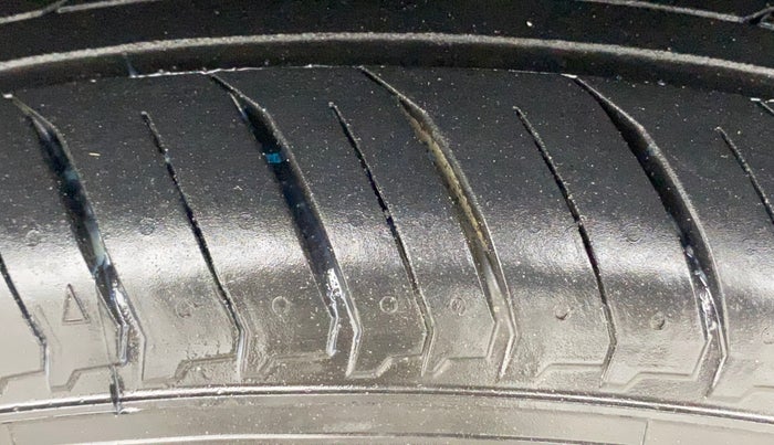 2021 Nissan MAGNITE XV PREMIUM, Petrol, Manual, 69,616 km, Left Front Tyre Tread