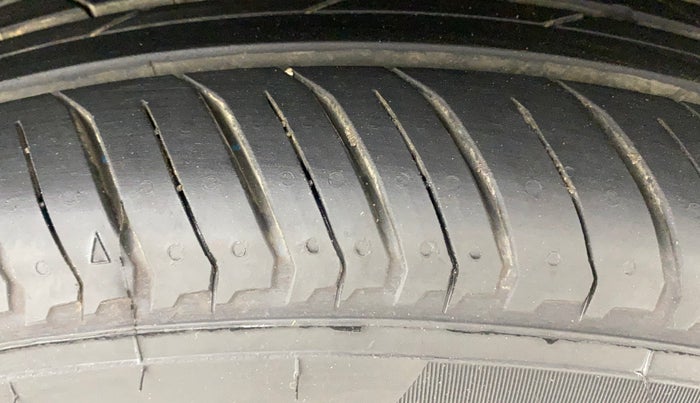 2021 Nissan MAGNITE XV PREMIUM, Petrol, Manual, 69,616 km, Right Front Tyre Tread