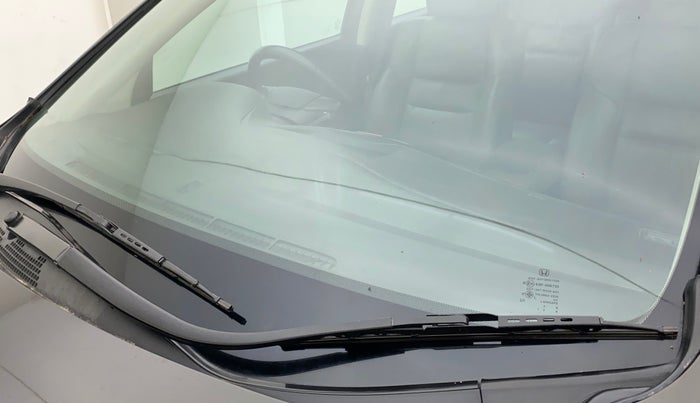2015 Honda CRV 2.0L I-VTEC 2WD AT, Petrol, Automatic, 1,07,434 km, Front windshield - Wiper blade not fixed properly