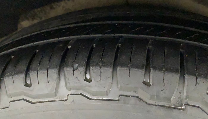 2015 Honda CRV 2.0L I-VTEC 2WD AT, Petrol, Automatic, 1,07,434 km, Right Rear Tyre Tread