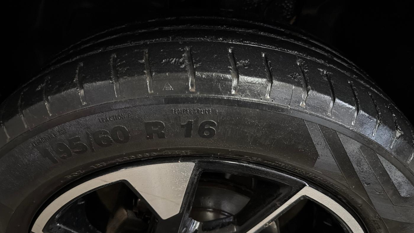 2021 Tata PUNCH CREATIVE  AMT, Petrol, Automatic, 74,710 km, Left Front Tyre Tread