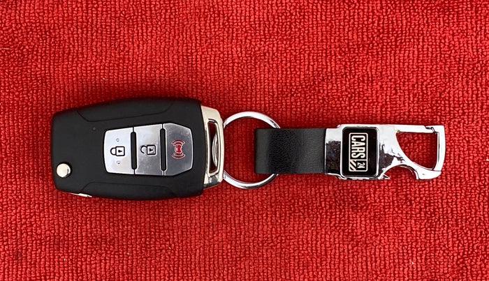2019 Mahindra XUV300 1.2 W8 OPT, Petrol, Manual, 13,538 km, Key Close Up