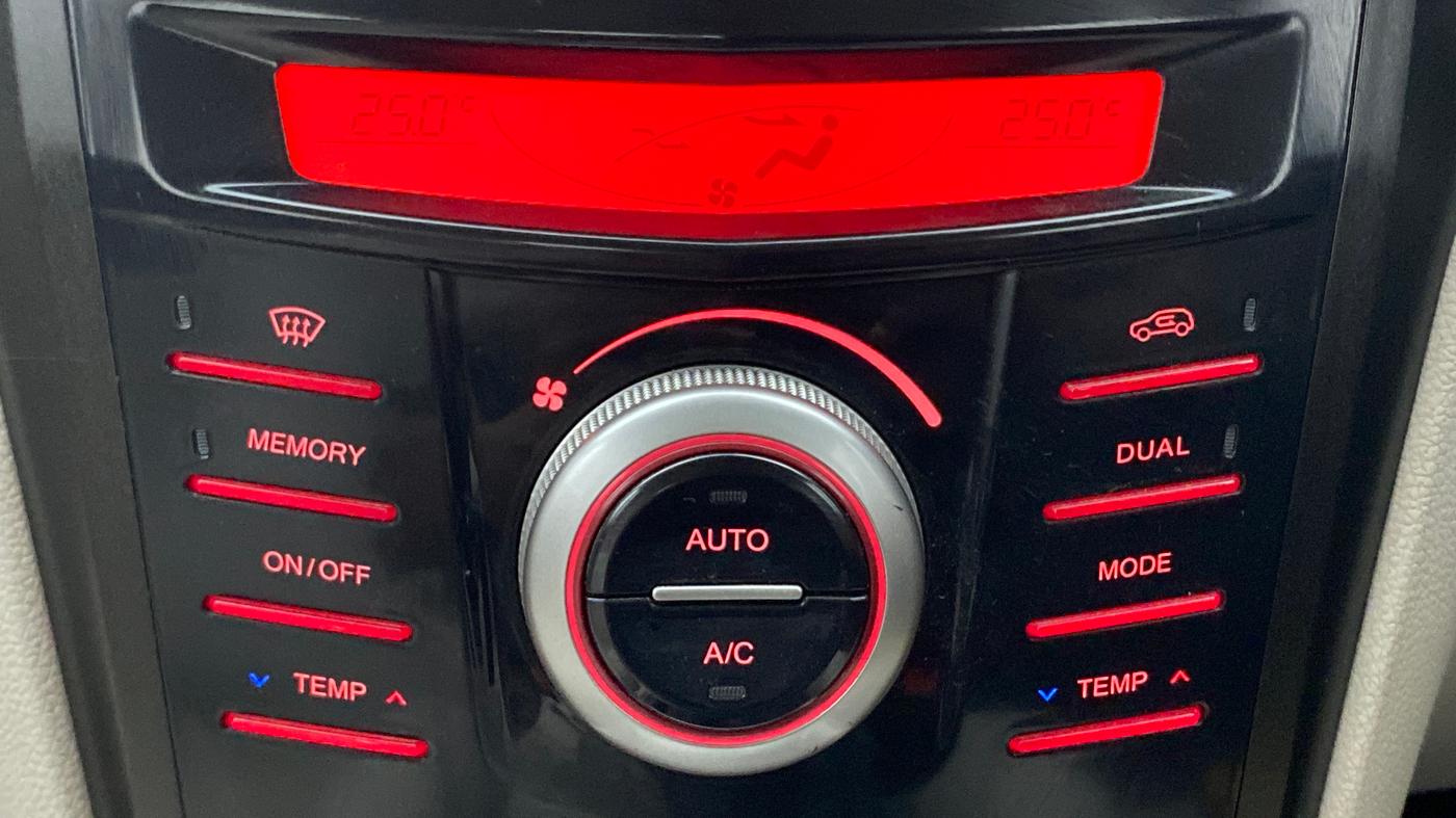 2019 Mahindra XUV300 1.2 W8 OPT, Petrol, Manual, 13,538 km, Automatic Climate Control