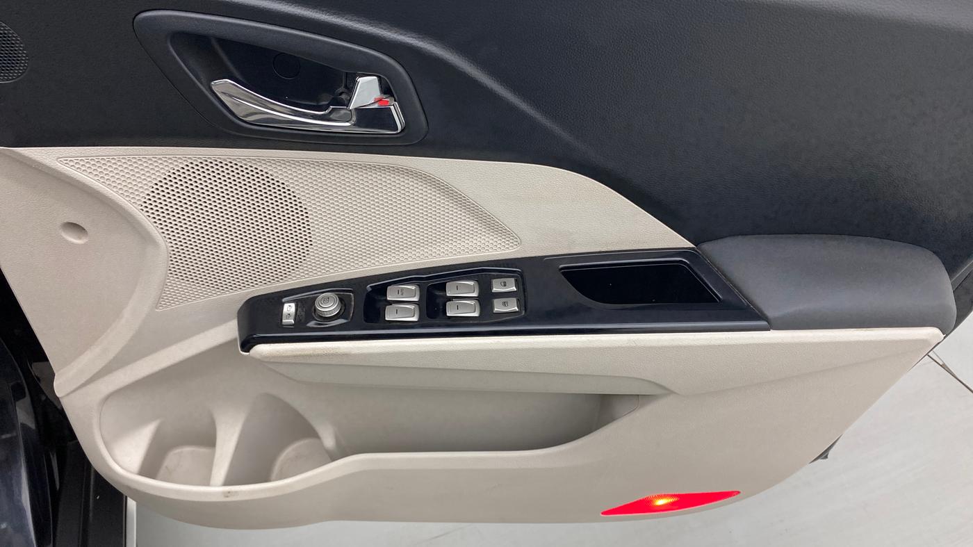 2019 Mahindra XUV300 1.2 W8 OPT, Petrol, Manual, 13,538 km, Driver Side Door Panels Control