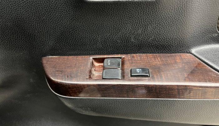 2016 Maruti Wagon R 1.0 LXI CNG, CNG, Manual, 63,948 km, Driver Side Door Panels Control