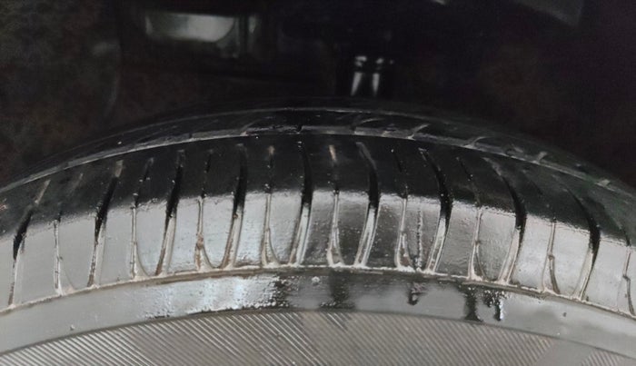 2015 Hyundai Xcent S 1.2, Petrol, Manual, 1,00,172 km, Left Front Tyre Tread