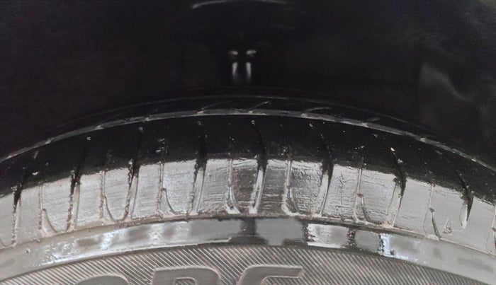 2015 Hyundai Xcent S 1.2, Petrol, Manual, 1,00,172 km, Right Front Tyre Tread