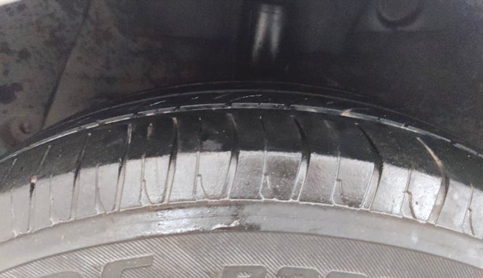 2015 Hyundai Xcent S 1.2, Petrol, Manual, 1,00,172 km, Right Rear Tyre Tread