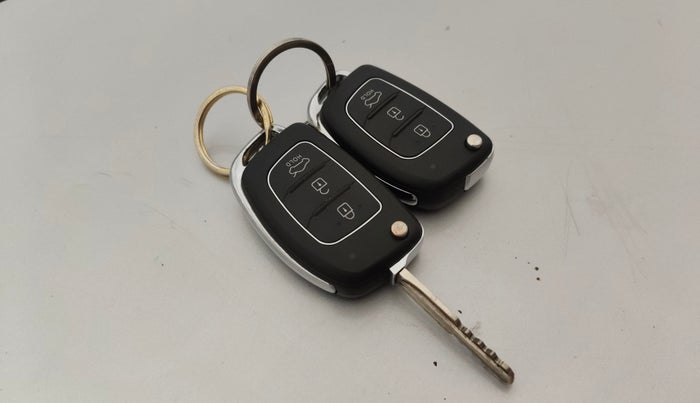 2015 Hyundai Xcent S 1.2, Petrol, Manual, 1,00,172 km, Key Close Up