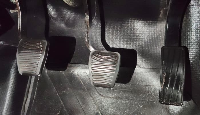 2016 Mahindra Kuv100 K2 6 STR, Petrol, Manual, 52,274 km, Pedals