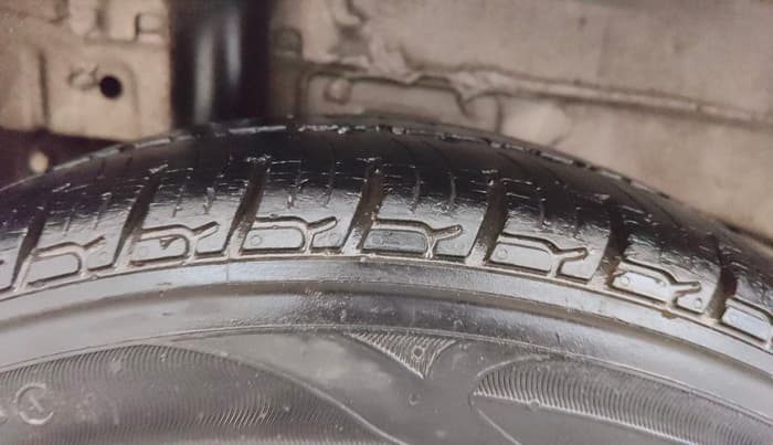 2016 Mahindra Kuv100 K2 6 STR, Petrol, Manual, 52,274 km, Right Rear Tyre Tread