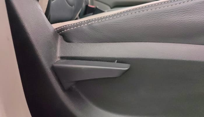 2016 Mahindra Kuv100 K2 6 STR, Petrol, Manual, 52,274 km, Driver Side Adjustment Panel