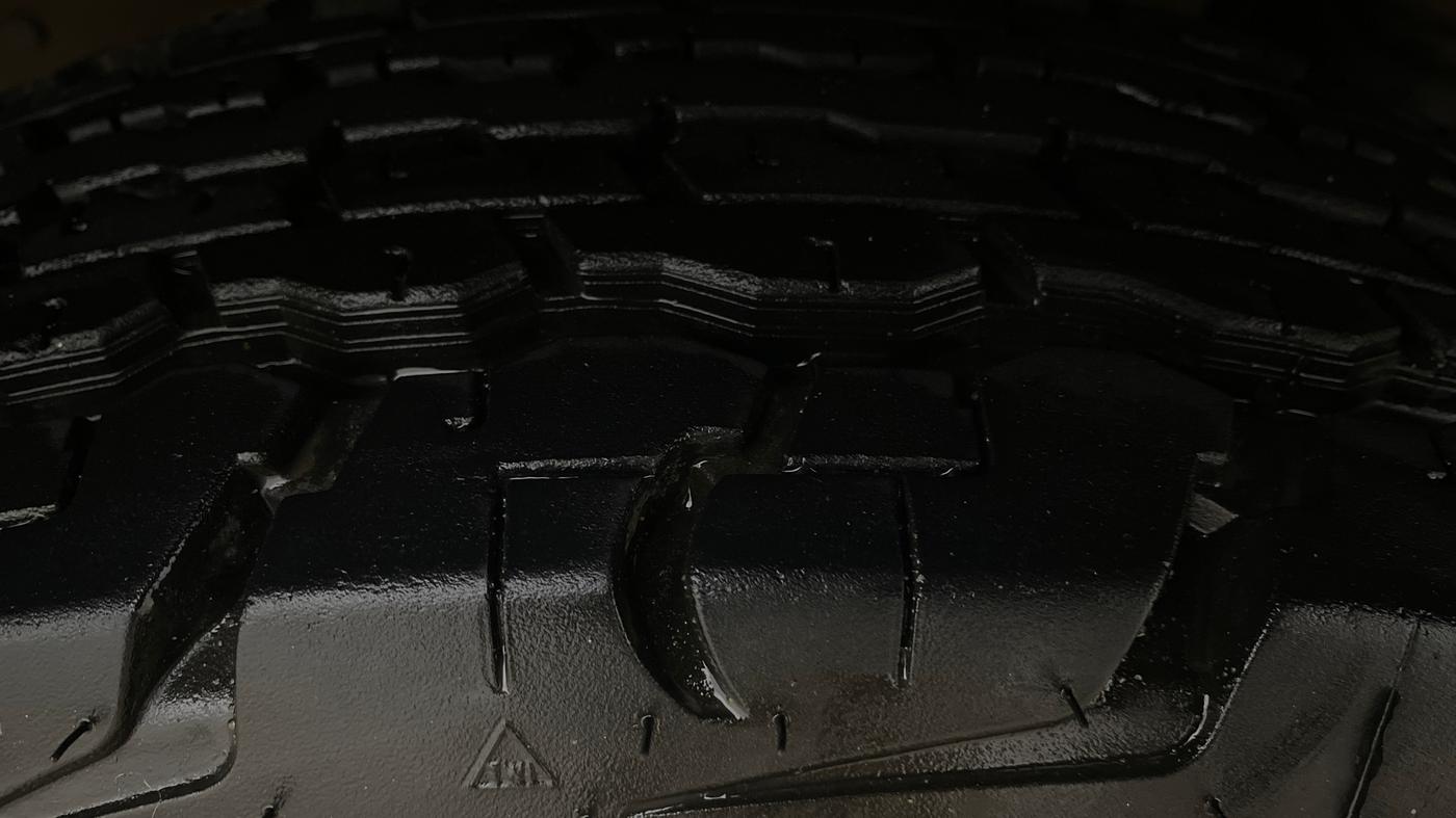 2016 Mahindra TUV300 T8, Diesel, Manual, 1,19,162 km, Right Front Tyre Tread