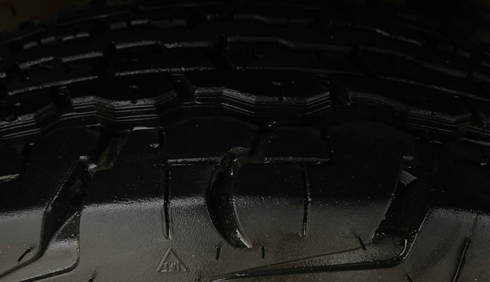 2016 Mahindra TUV300 T8, Diesel, Manual, 1,19,162 km, Right Front Tyre Tread