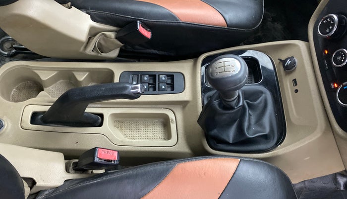 2016 Mahindra TUV300 T8, Diesel, Manual, 1,19,162 km, Gear Lever