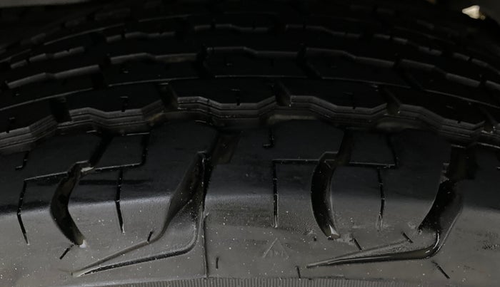 2016 Mahindra TUV300 T8, Diesel, Manual, 1,19,162 km, Left Rear Tyre Tread